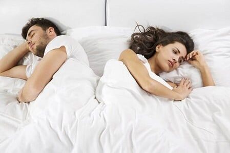 Un homme avec un pouvoir faible et une femme frustrée au lit