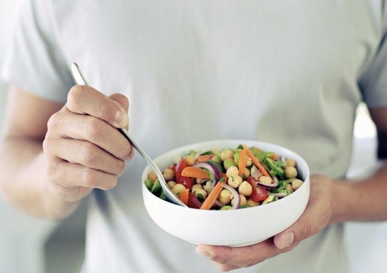 manger de la salade de légumes pour la puissance