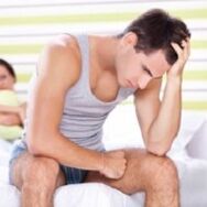 un homme est en colère à cause d'une décharge pathologique lorsqu'il est excité